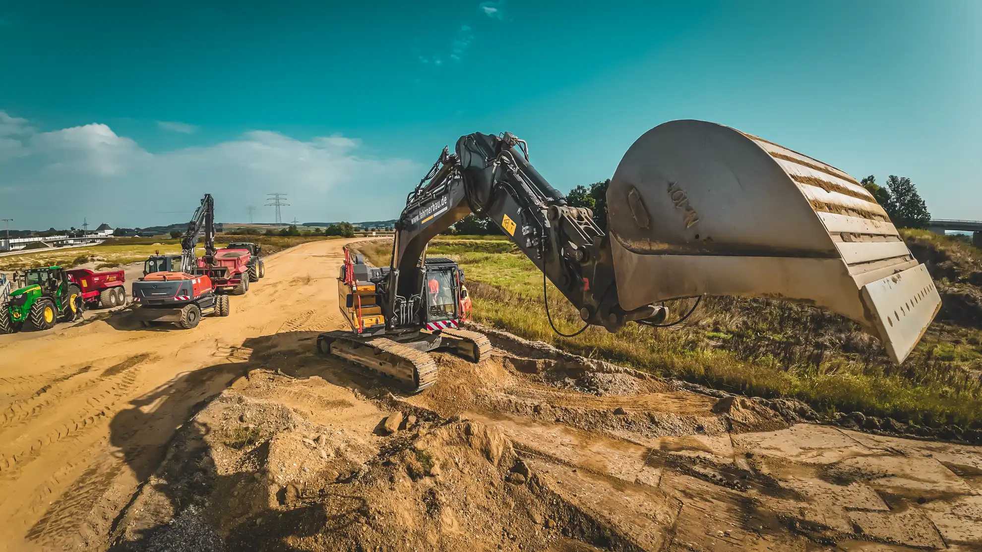 Industrielle Anlage aus dynamischer Drohnenperspektive
