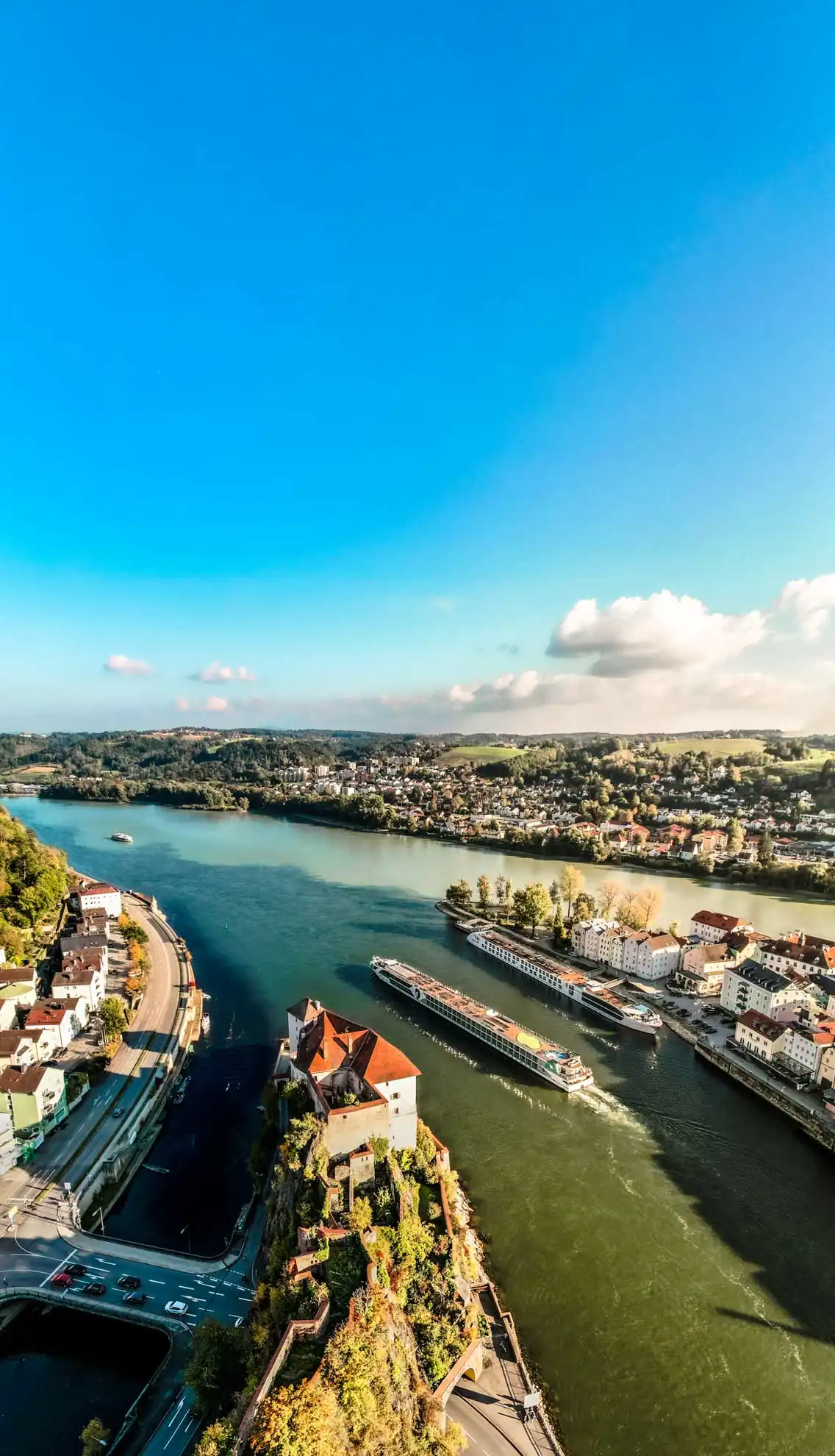 Weites Panorama über Stadt und Flusslandschaft
