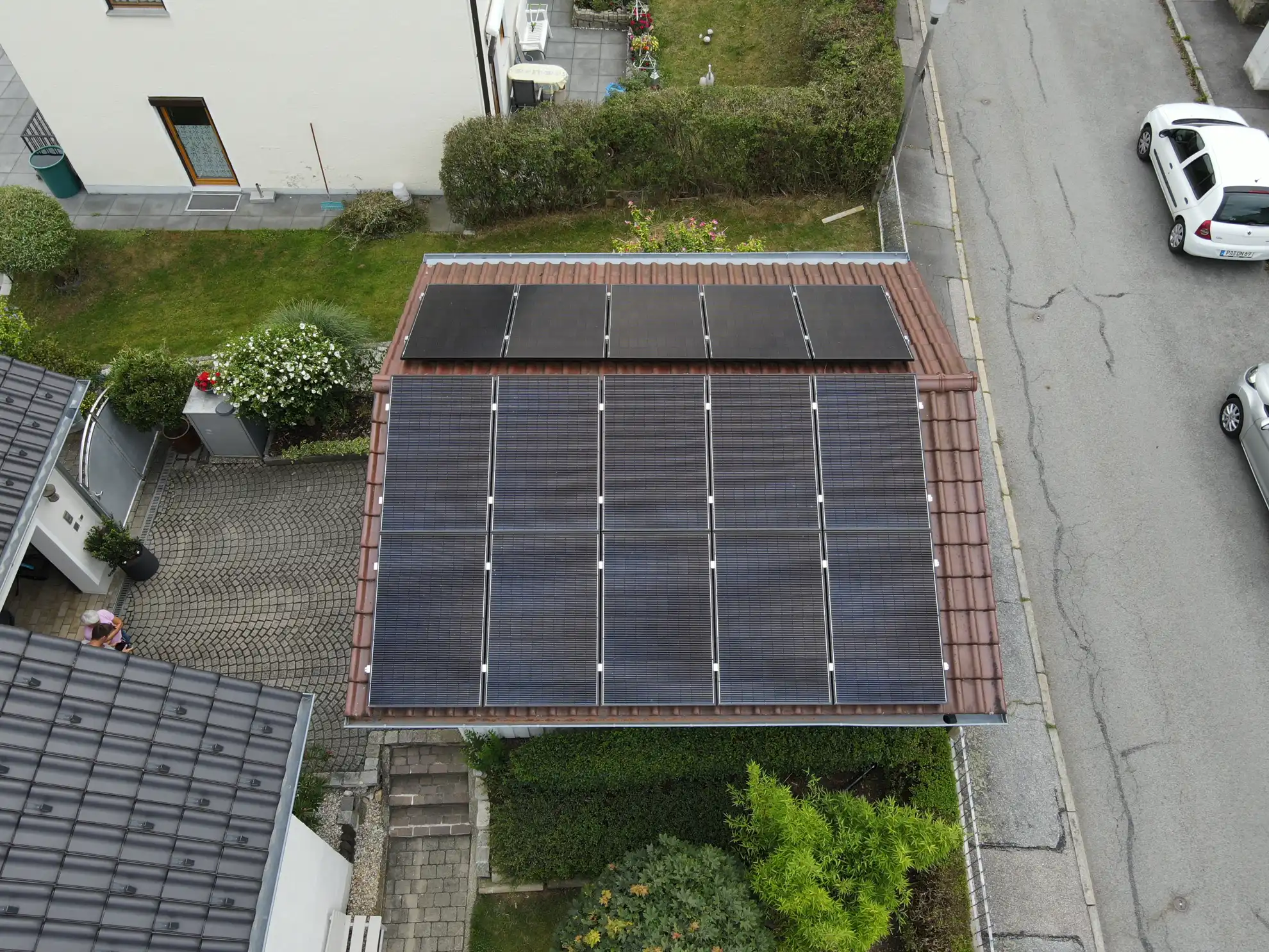 Drohnenperspektive über eine PV-Anlage — thermografische Großflächenerfassung