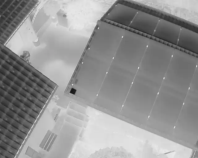 Thermografie technischer Anlagen auf einem Gewerbedach