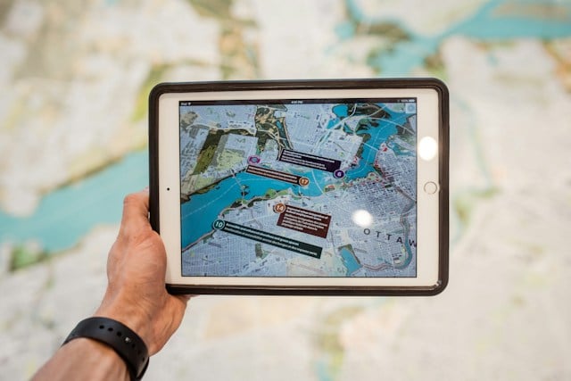 Tablet in der Hand