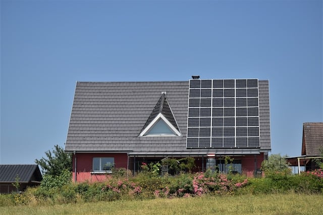 Haus mit installierte PV-Anlage