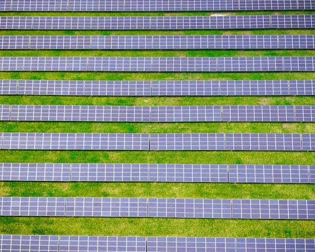 PV Anlage in einer Wiese