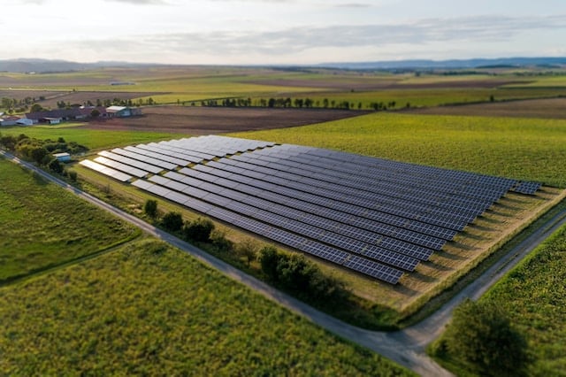 Große PV-Anlage auf einem Feld, Drohnenaufnahme